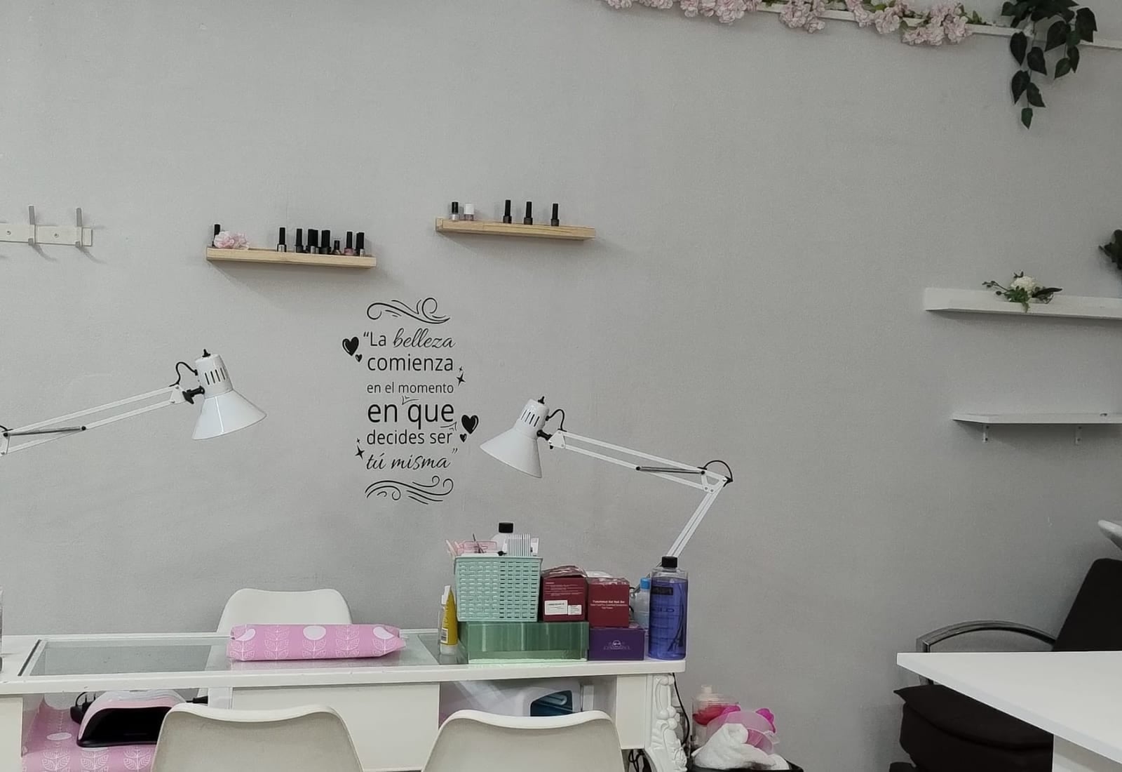 La frase escrita en la pared de la manicura